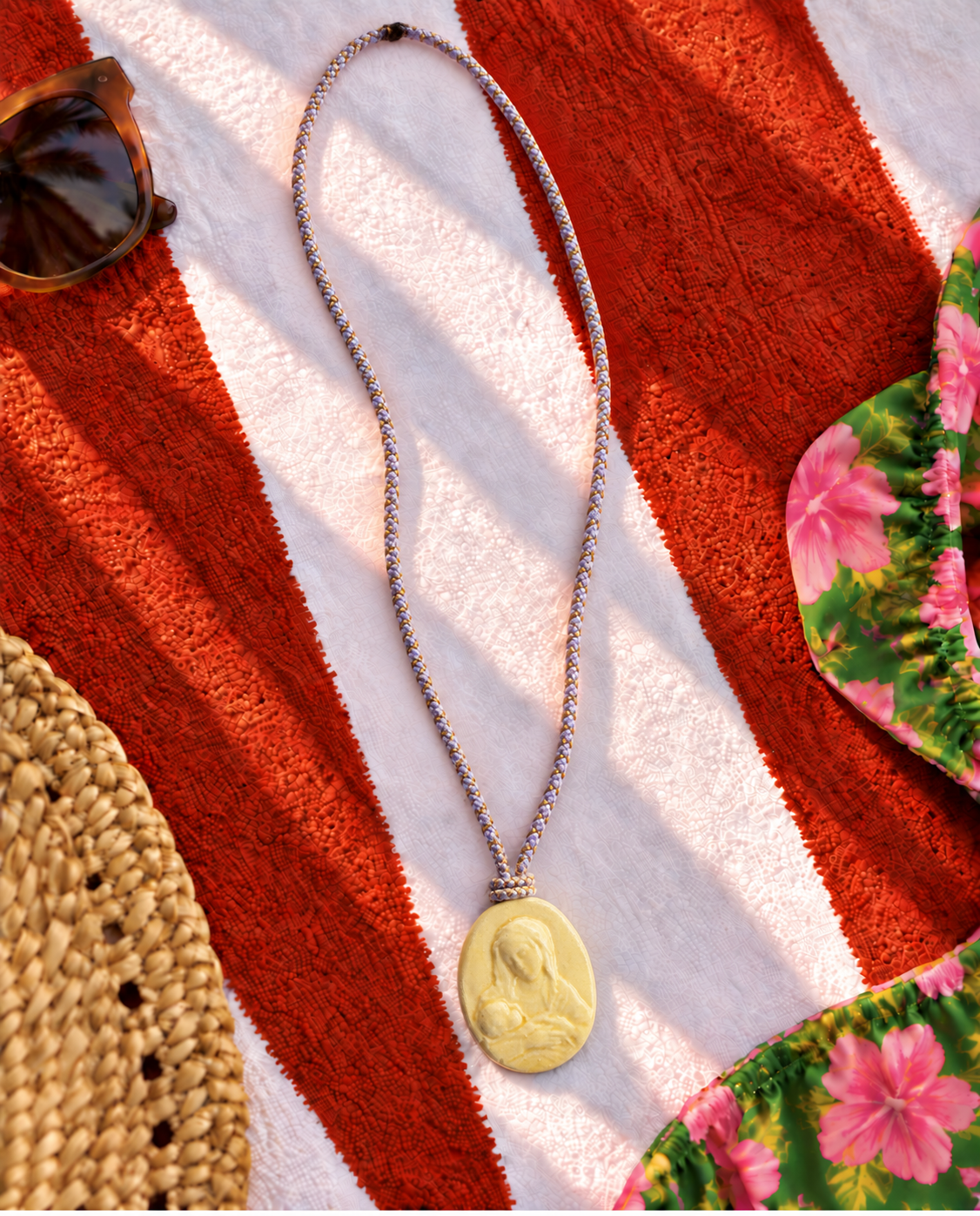 Mrs. Riviera's handgemachte Halskette mit Keramik Medallion „Light Lemon“