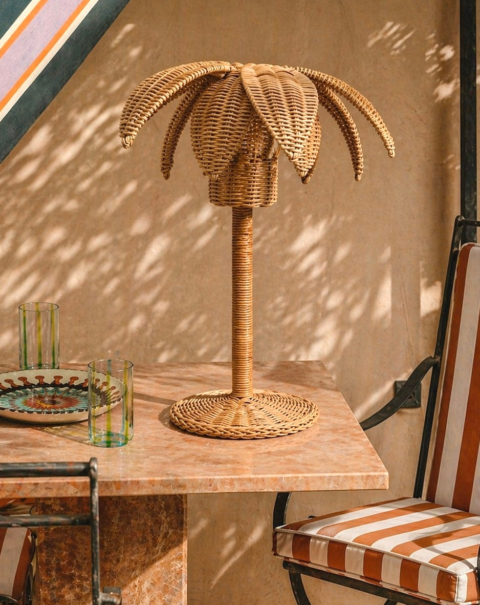 Luma Rattan Stehlampe – Handgeflochtene Natur Lampe mit Eisenfuß – Mediterranes Lichtdesign