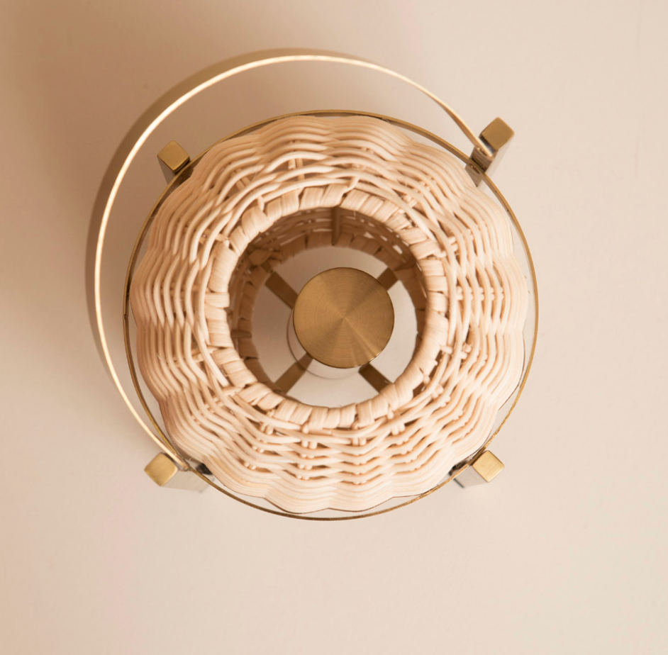 Luma Riva Cesta Akku Tischlampe aus Rattan – Kabellose LED Lampe mit Griff – Dimmbares Lichtdesign