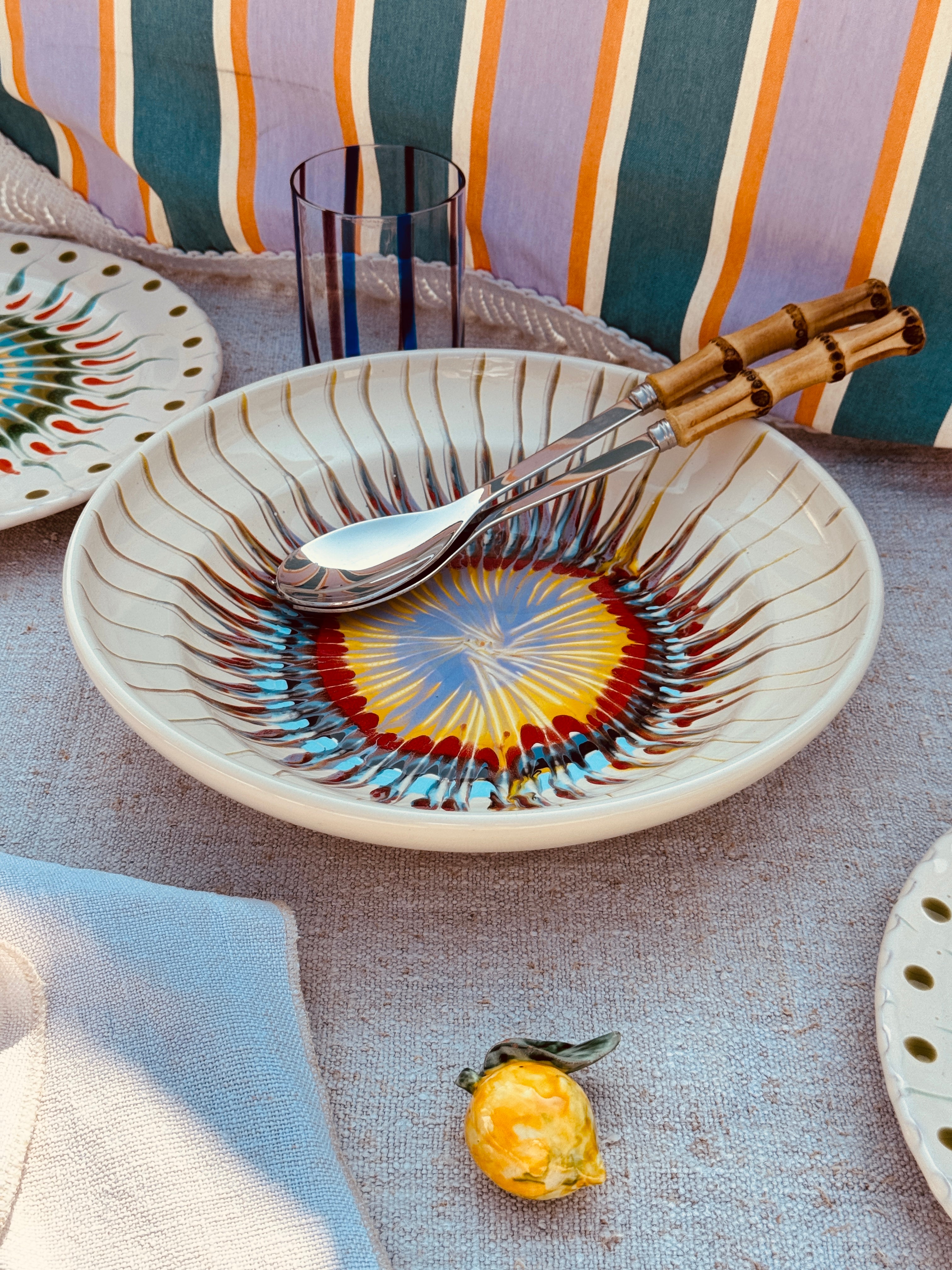 Flache Schale im "Psychodelic" Design – 29cm EINZELSTÜCK – NUR 1 X VERFÜGBAR!