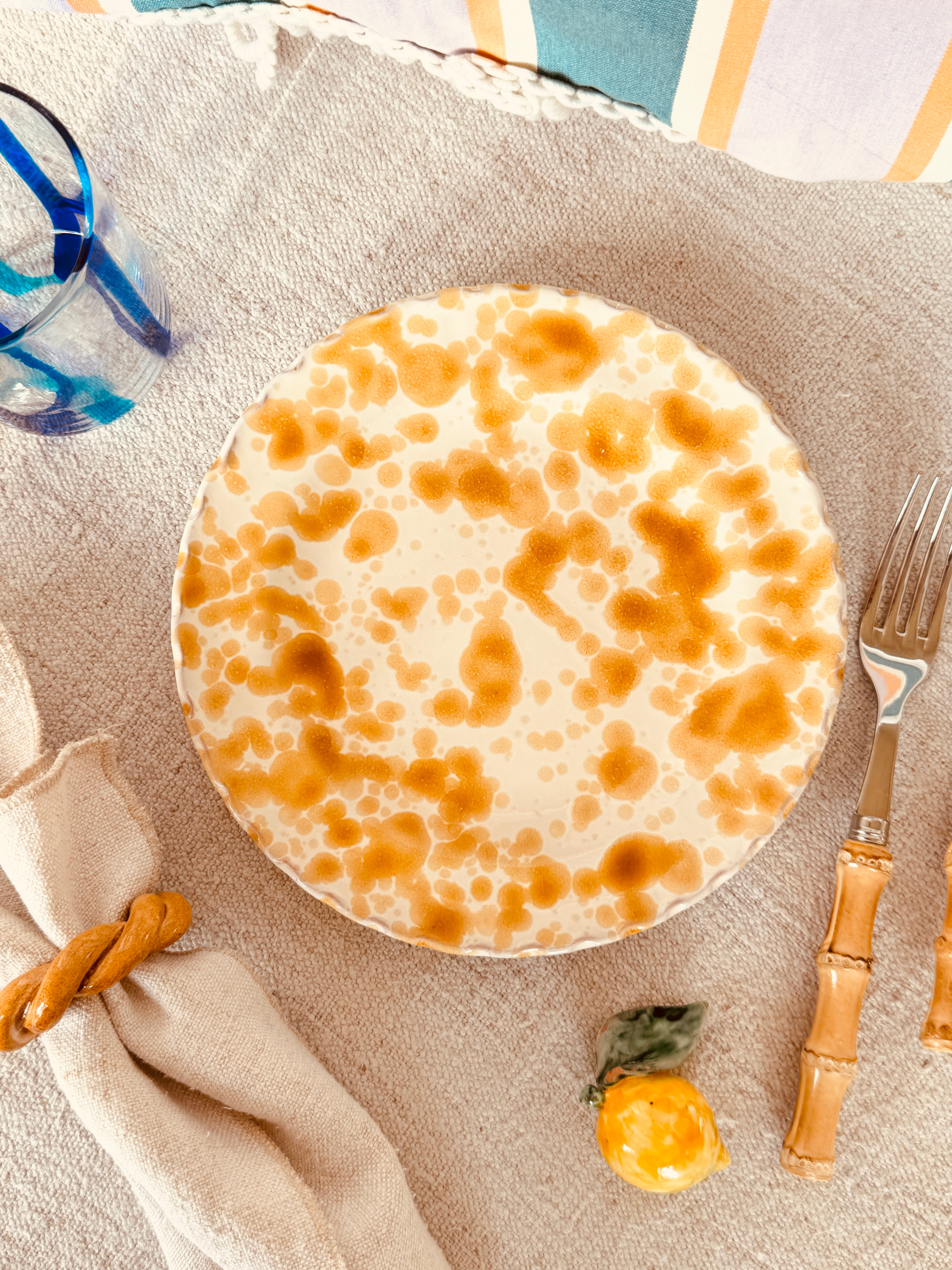 Antipasti Teller Schizzato "Honey" 20cm - mit honigfarbenen Tupfen