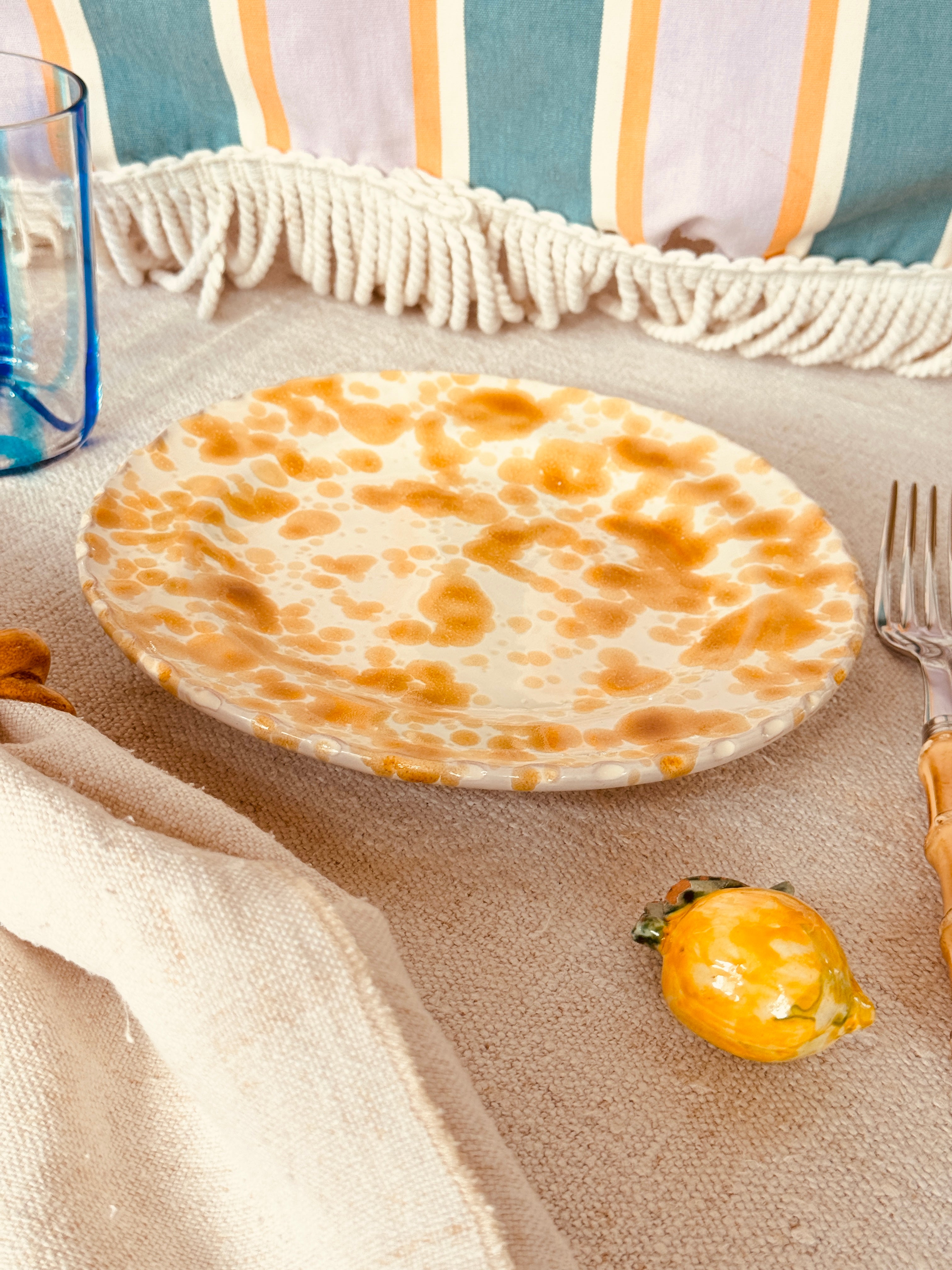 Antipasti Teller Schizzato "Honey" 20cm - mit honigfarbenen Tupfen