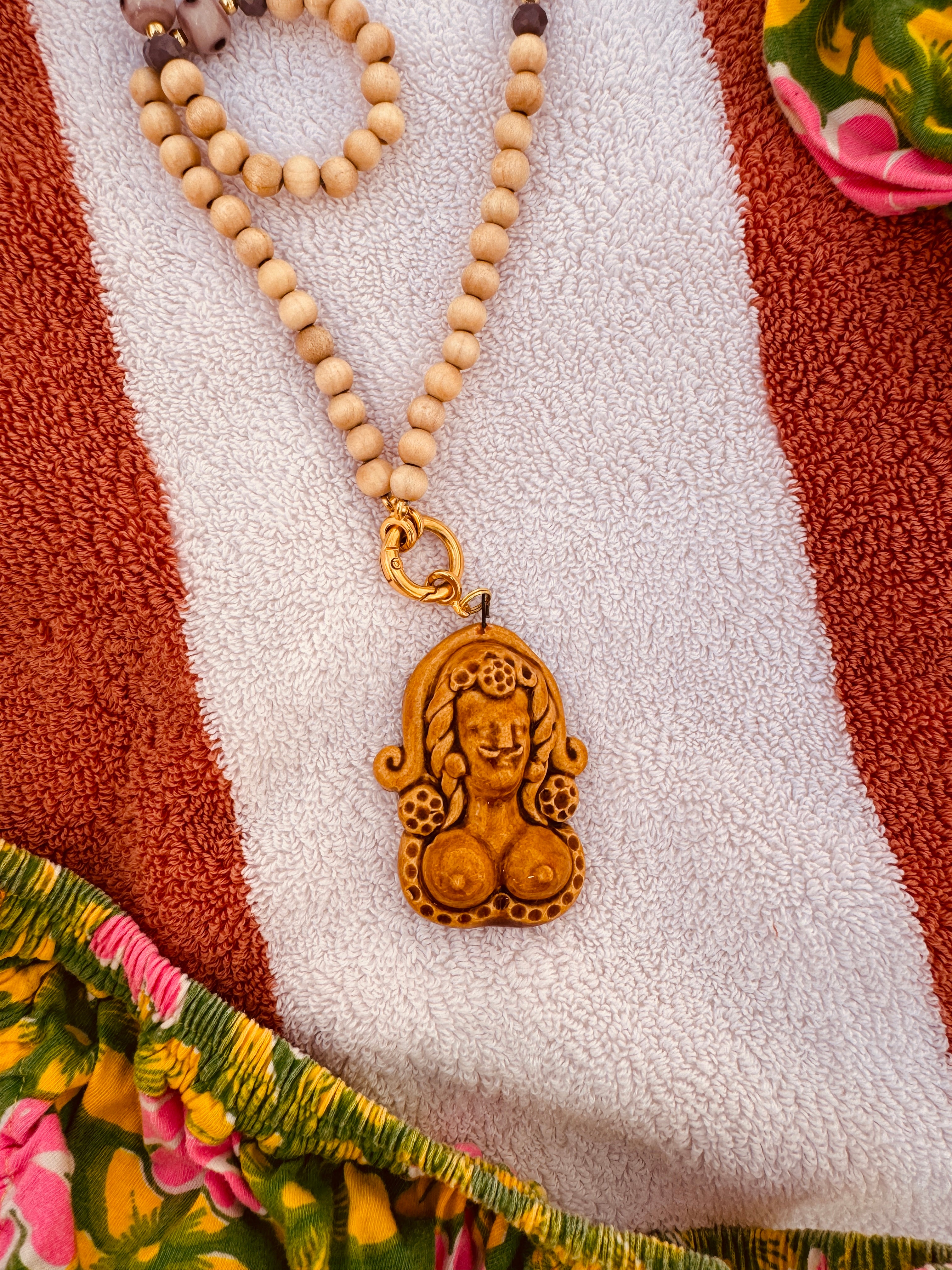 Mrs. Riviera's handmade & unique Necklaces with Ceramic Pendants from Puglia „Uomo con le tette“