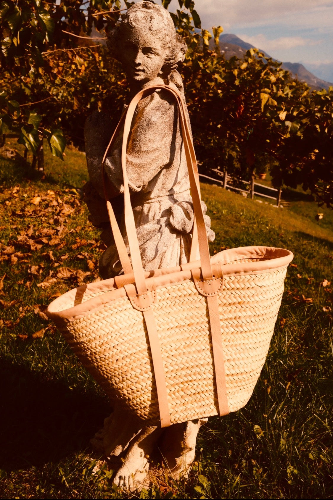 Mrs. Riviera Korbtasche "Golden Lotus" – Handgefertigt in Marokko