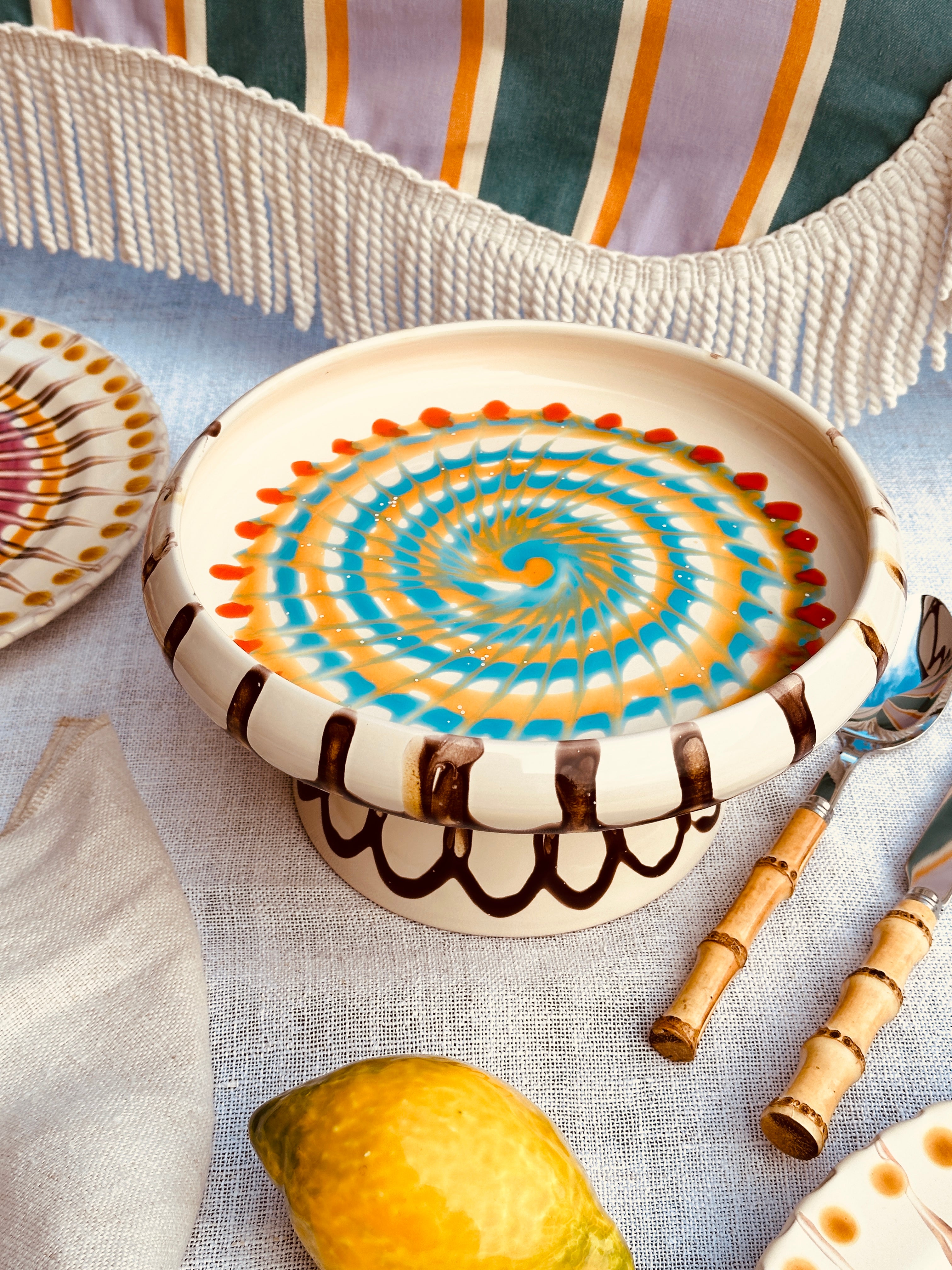 Psychodelic Frisbee Teller mit Fuß - 25cm „Riviera 1966“