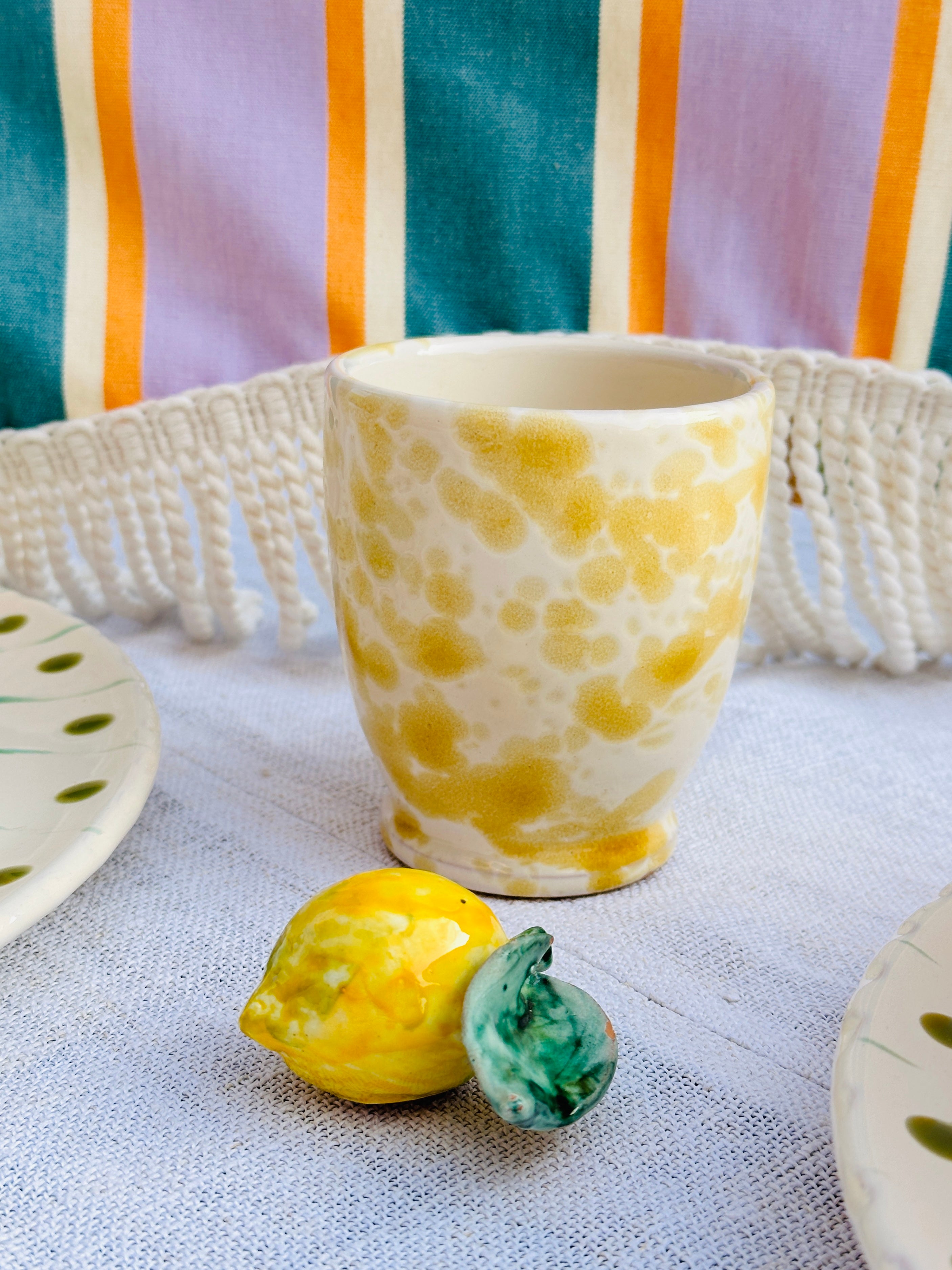 Becher Schizzato "Honey" mit honigfarbenen Tupfen