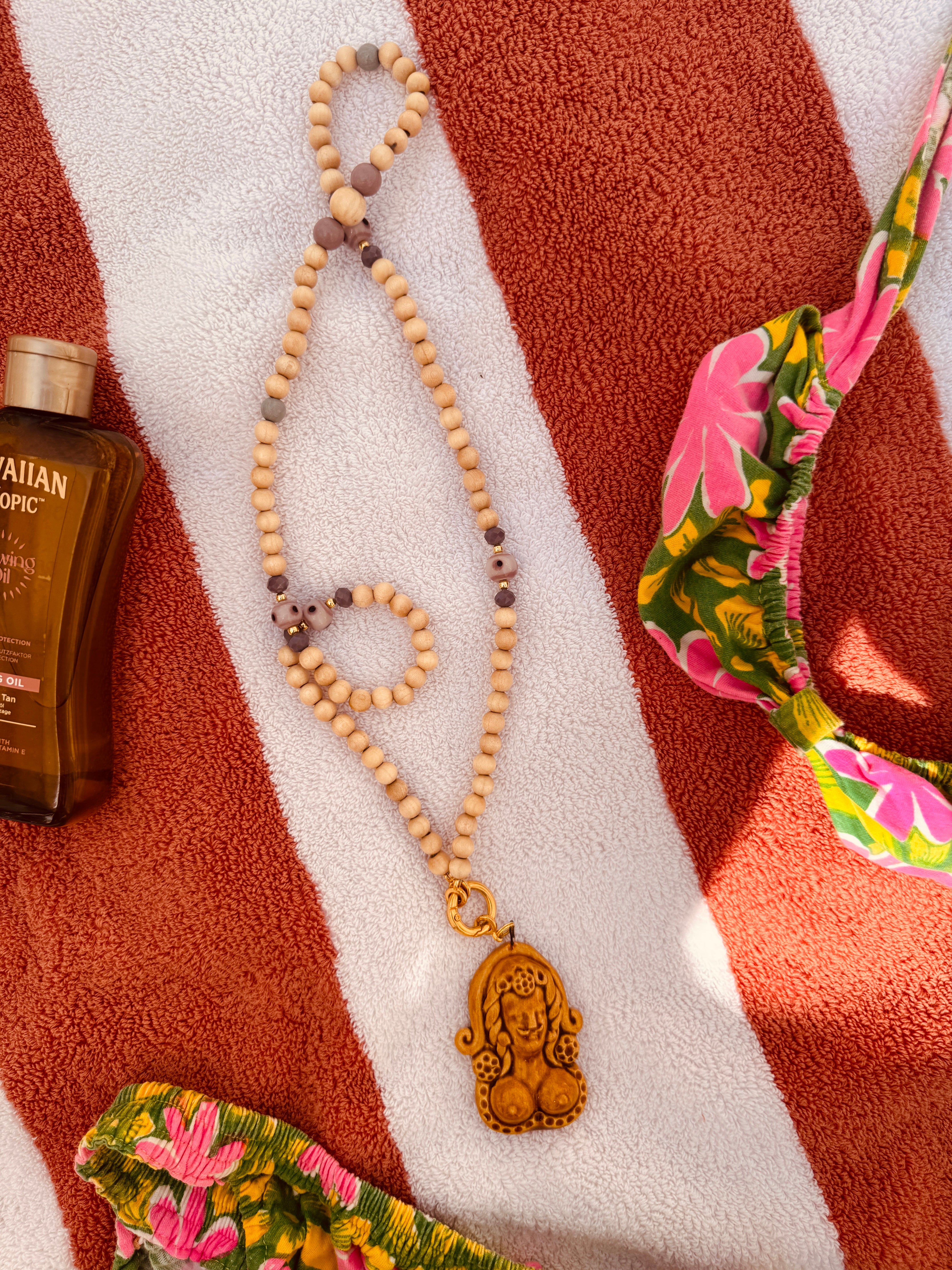Mrs. Riviera's handmade & unique Necklaces with Ceramic Pendants from Puglia „Uomo con le tette“